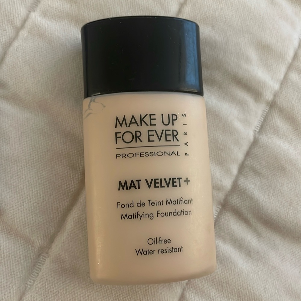 MAKE UP FOR EVER Mat Velvet + Matifying Foundation 1.01 Fl. Oz. #25